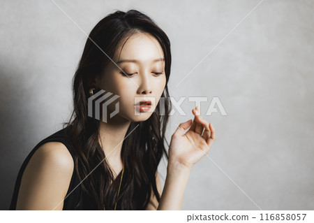 long hair woman 116858057