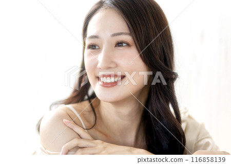 一個年輕的女人帶著微笑 116858139