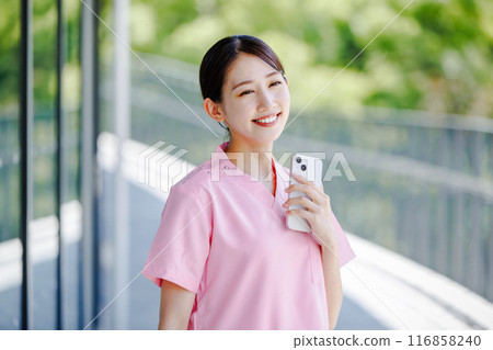 medical workers using smartphones medical workers using smartphones 116858240