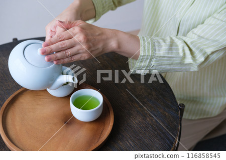中年婦女準備茶招待 中年婦女準備茶招待 116858545