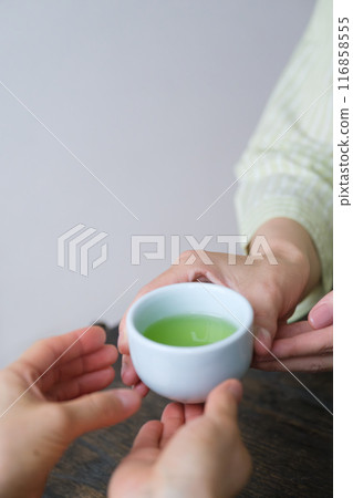 中年婦女準備茶招待 116858555