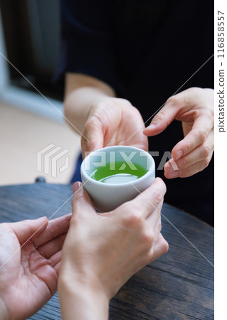 中年婦女準備茶招待 116858557