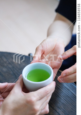 中年婦女準備茶招待 中年婦女準備茶招待 116858558