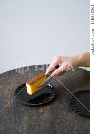 A middle-aged woman preparing sweets to entertain guests 116858561