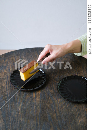 中年婦女準備糖果招待 116858562