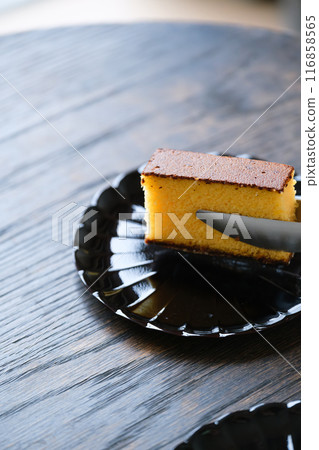 A middle-aged woman preparing sweets to entertain guests 116858565