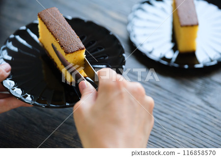 A middle-aged woman preparing sweets to entertain guests 116858570