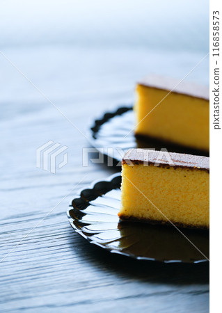 A middle-aged woman preparing sweets to entertain guests 116858573