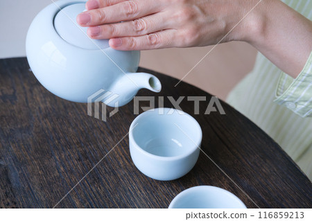 中年婦女準備招待 116859213