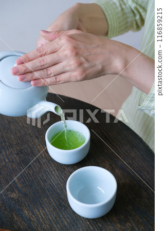 中年婦女準備招待 116859215