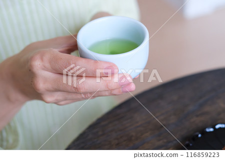 中年婦女與朋友玩得很開心 中年婦女與朋友玩得很開心 116859223