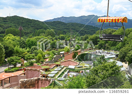 Seoul Grand Park: Skylift passing by the zoo [Gwacheon City, Korea] 116859261
