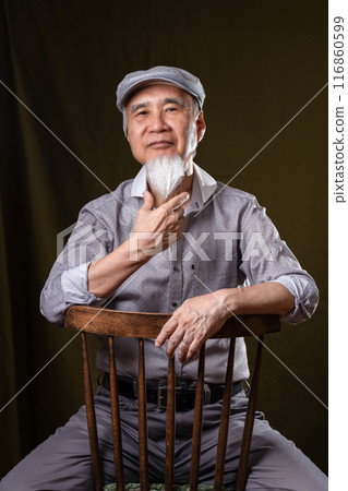 一位60多歲、70多歲的老人，留著白鬍子，享受著老年生活。 116860599