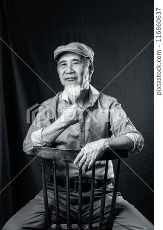 一位60多歲、70多歲的老人，留著白鬍子，享受著老年生活。 116860637