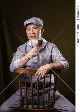 一位60多歲、70多歲的老人,留著白鬍子,享受著老年生活。 一位60多歲、70多歲的老人,留著白鬍子,享受著老年生活。 116860638