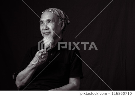 一位60多歲、70多歲的老人，留著白鬍子，享受著老年生活。 116860710