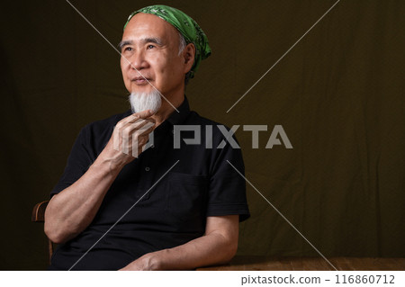 一位60多歲、70多歲的老人，留著白鬍子，享受著老年生活。 116860712