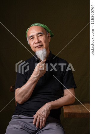 一位60多歲、70多歲的老人，留著白鬍子，享受著老年生活。 116860764