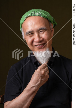 一位60多歲、70多歲的老人，留著白鬍子，享受著老年生活。 116860767