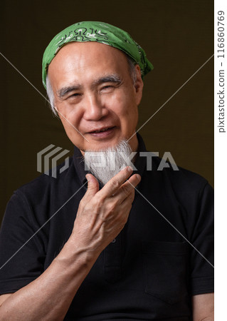 一位60多歲、70多歲的老人，留著白鬍子，享受著老年生活。 116860769