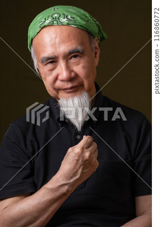 一位60多歲、70多歲的老人，留著白鬍子，享受著老年生活。 116860772