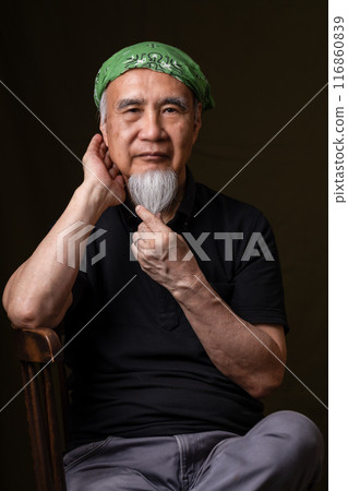 一位60多歲、70多歲的老人，留著白鬍子，享受著老年生活。 116860839