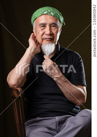 一位60多歲、70多歲的老人，留著白鬍子，享受著老年生活。 116860842