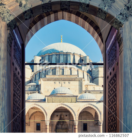 Suleymaniye Mosque architecture details with dome and entrance door. Suleymaniye mosque is built by Mimar Sinan during Ottoman Empire era. Suleymaniye Mosque architecture details with dome and entrance door. Suleymaniye mosque is built by Mimar Sinan during Ottoman Empire era. 116862507