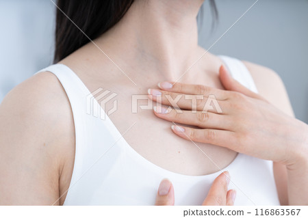 Woman doing skin care [part cut] 116863567