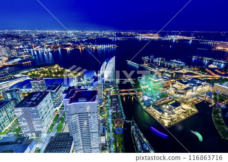 橫濱市,從地標塔(朝向宇宙世界)的夜景 橫濱市,從地標塔(朝向宇宙世界)的夜景 116863716