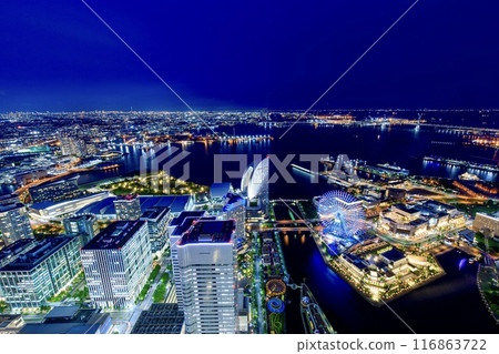 橫濱市,從地標塔(朝向宇宙世界)的夜景 橫濱市,從地標塔(朝向宇宙世界)的夜景 116863722