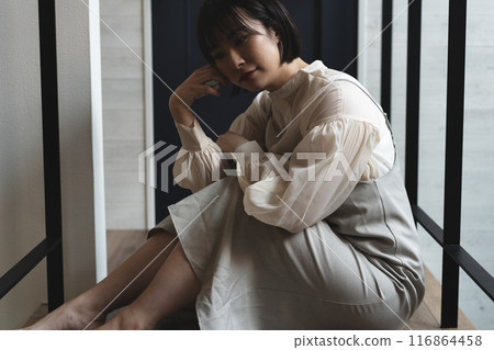 穿著背帶褲的短鮑勃女人 穿著背帶褲的短鮑勃女人 116864458
