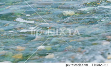Sea Travel. Sea Foam Surf And Shiny Multi-Colored Pebbles. Background Of Sea Water. Bokeh. 116865065