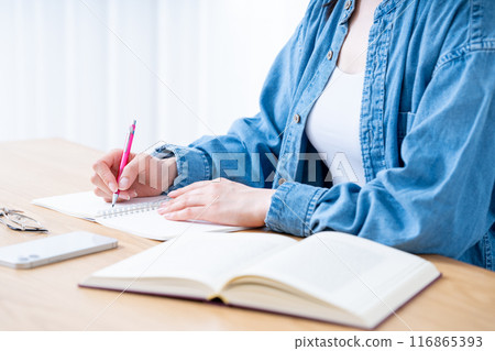 Hands of women studying [parts cut] 116865393