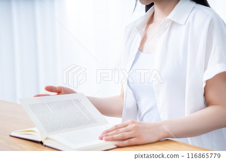 一個女人在客廳裡讀書[部分剪切] 116865779