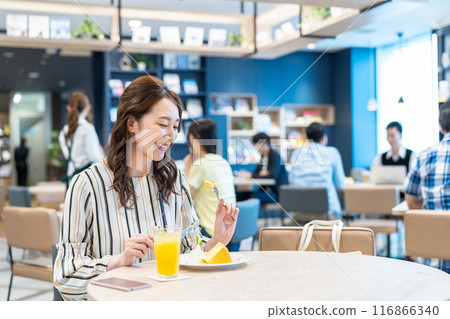 A middle-aged woman relaxing in a cafe. Photo courtesy of Creadisce (Maruzen-Yushodo Co., Ltd.) 116866340