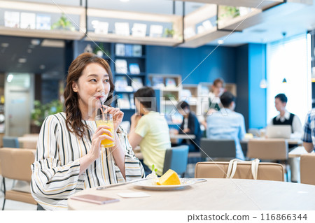A middle-aged woman relaxing in a cafe. Photo courtesy of Creadisce (Maruzen-Yushodo Co., Ltd.) 116866344