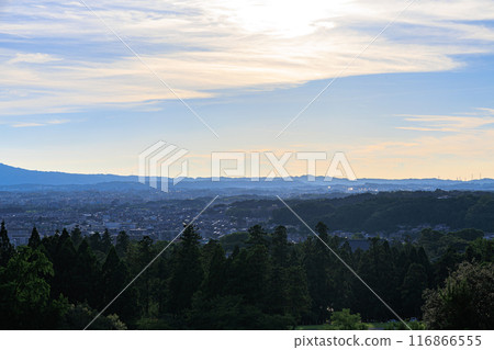 2024年夏天 奈良 東大寺二月堂夜景 西方的天空漸漸暗下來 東大寺的森林和生駒山的平緩山脊 2024年夏天 奈良 東大寺二月堂夜景 西方的天空漸漸暗下來 東大寺的森林和生駒山的平緩山脊 116866555