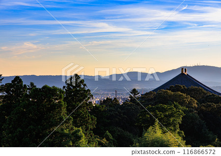 2024年夏 奈良東大寺二月堂夕陽西天漸暗夕陽的天空將生駒山山脊染成金黃色 2024年夏 奈良東大寺二月堂夕陽西天漸暗夕陽的天空將生駒山山脊染成金黃色 116866572