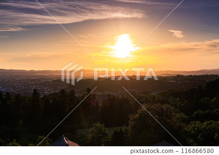 2024年夏天 奈良東大寺二月堂日落景觀 西邊的天空漸漸落下 夕陽西下,西邊的天空被塗成金黃色② 2024年夏天 奈良東大寺二月堂日落景觀 西邊的天空漸漸落下 夕陽西下,西邊的天空被塗成金黃色② 116866580