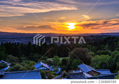 2024年夏天 奈良東大寺二月堂夜景 西邊的天空漸漸西沉 夕陽西下，把西邊的天空染成了金黃色 ➈ 116866589