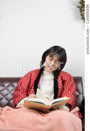 冬天:一個女人在房間裡讀書 冬天:一個女人在房間裡讀書 116866896