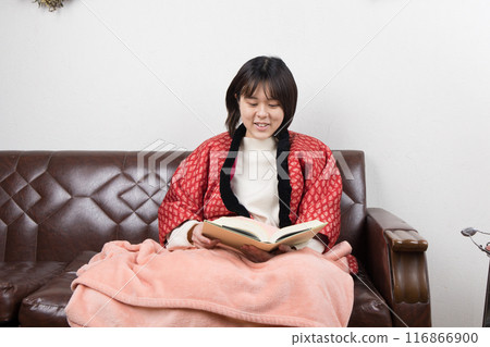 冬天:一個女人在房間裡讀書 冬天:一個女人在房間裡讀書 116866900