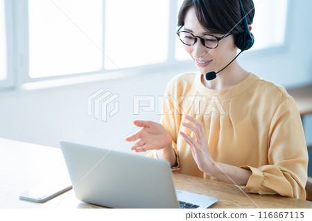 中年婦女在明亮的客廳開線上會議 116867115