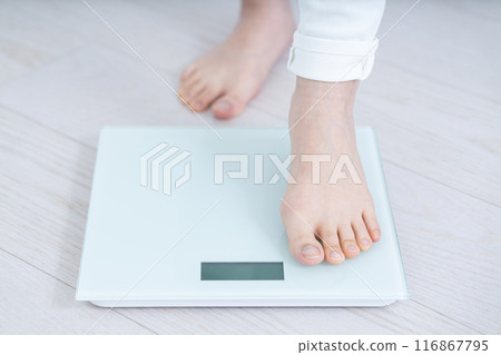 Women's feet to weigh [parts cut] 116867795