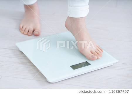 女性的腳稱重[零件切割] 116867797