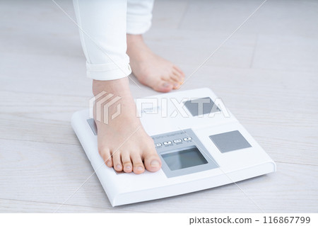 Women's feet to weigh [parts cut] 116867799