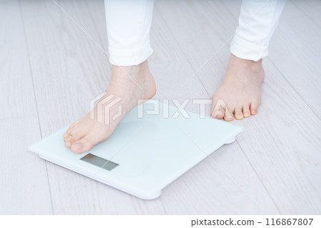 女性的腳稱重[零件切割] 116867807