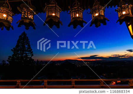 2024 年夏季奈良東大寺二月堂的夜景，良邊雪松與夕陽的天空融為一體，燈籠照亮了舞台。 116868334