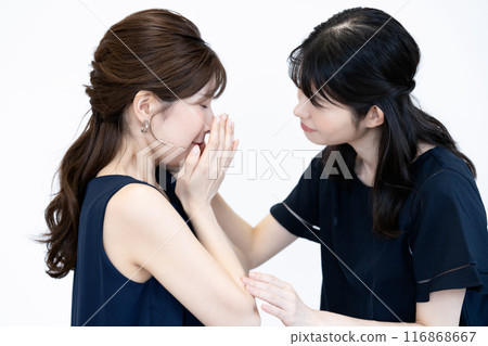 中年婦女鼓勵悲傷的年輕女子 116868667